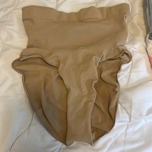 SKIMS seamless sculpt mid waist brief in Clay. Size Medium.